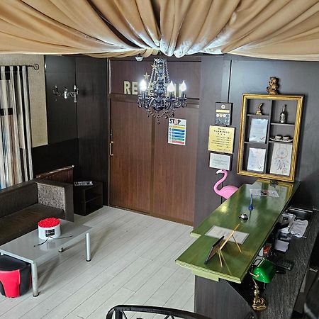 Flamingo Hostel Piteşti Exterior foto