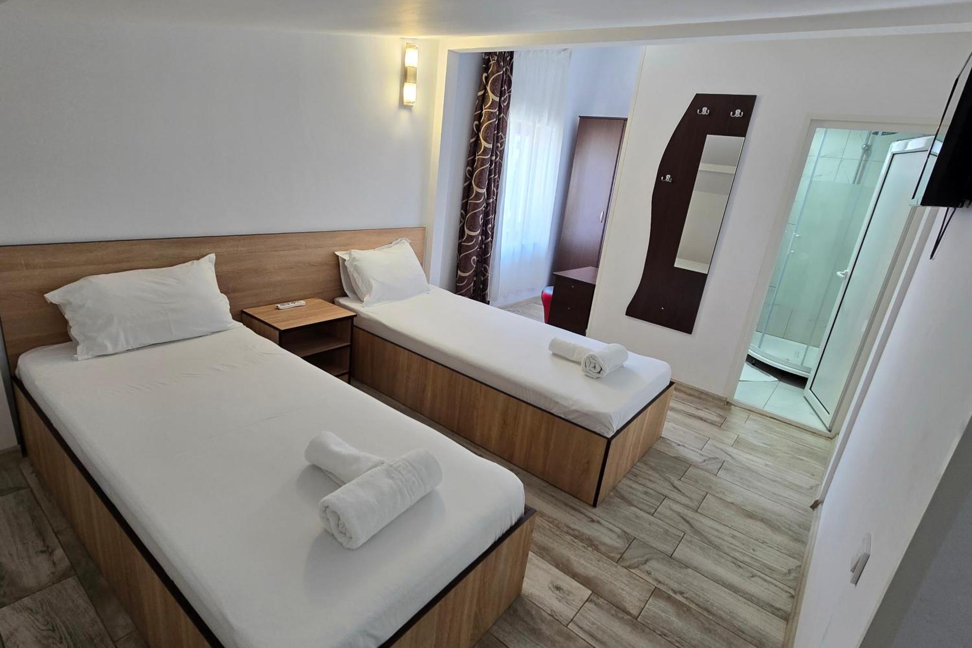 Flamingo Hostel Piteşti Exterior foto