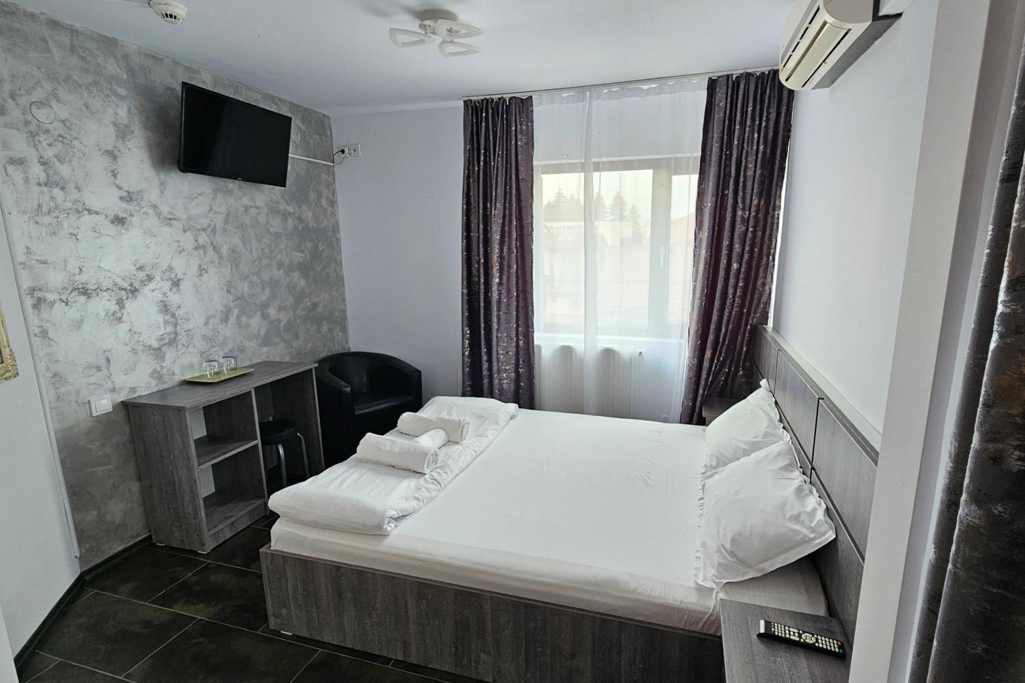 Flamingo Hostel Piteşti Exterior foto
