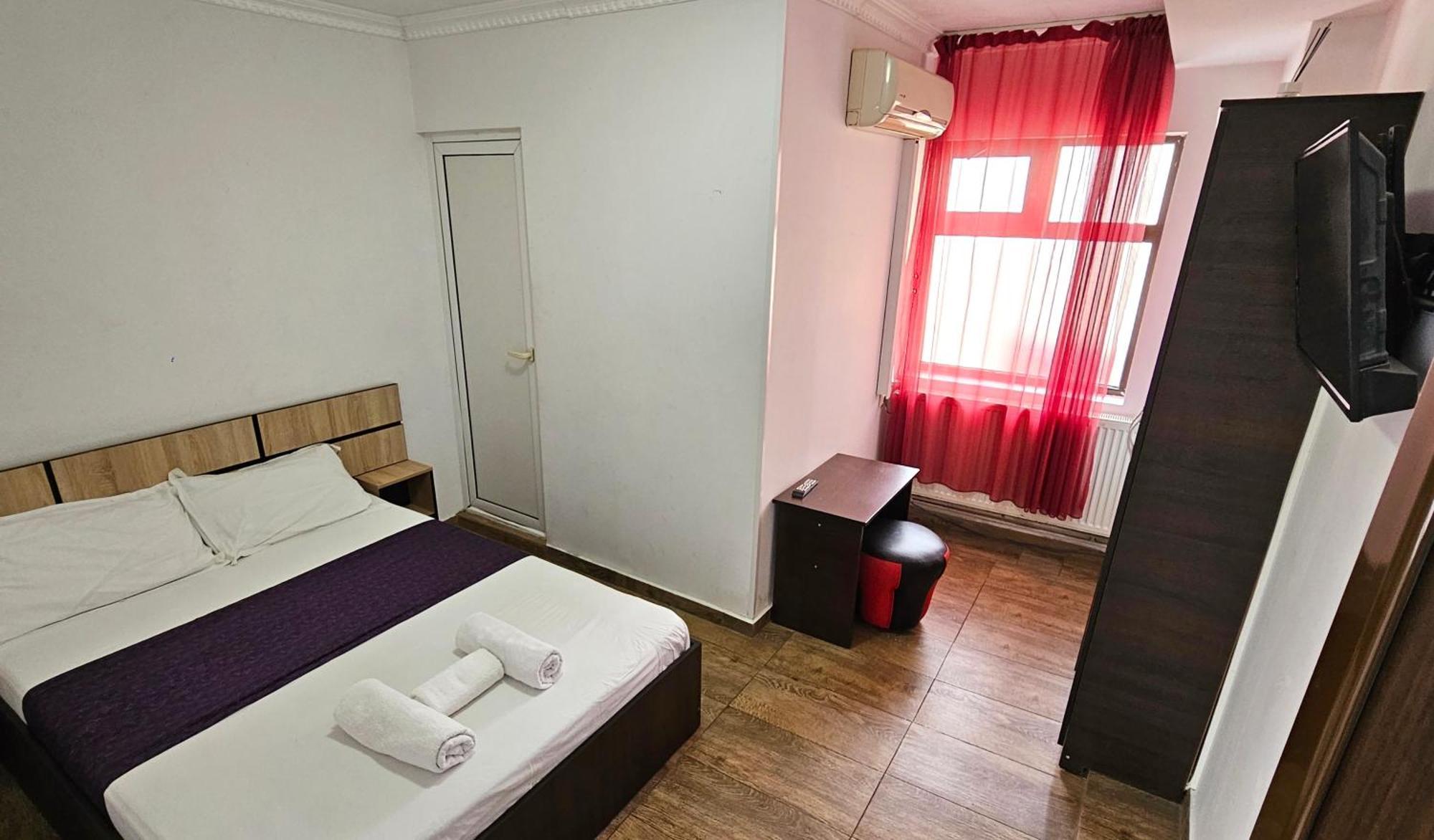 Flamingo Hostel Piteşti Exterior foto