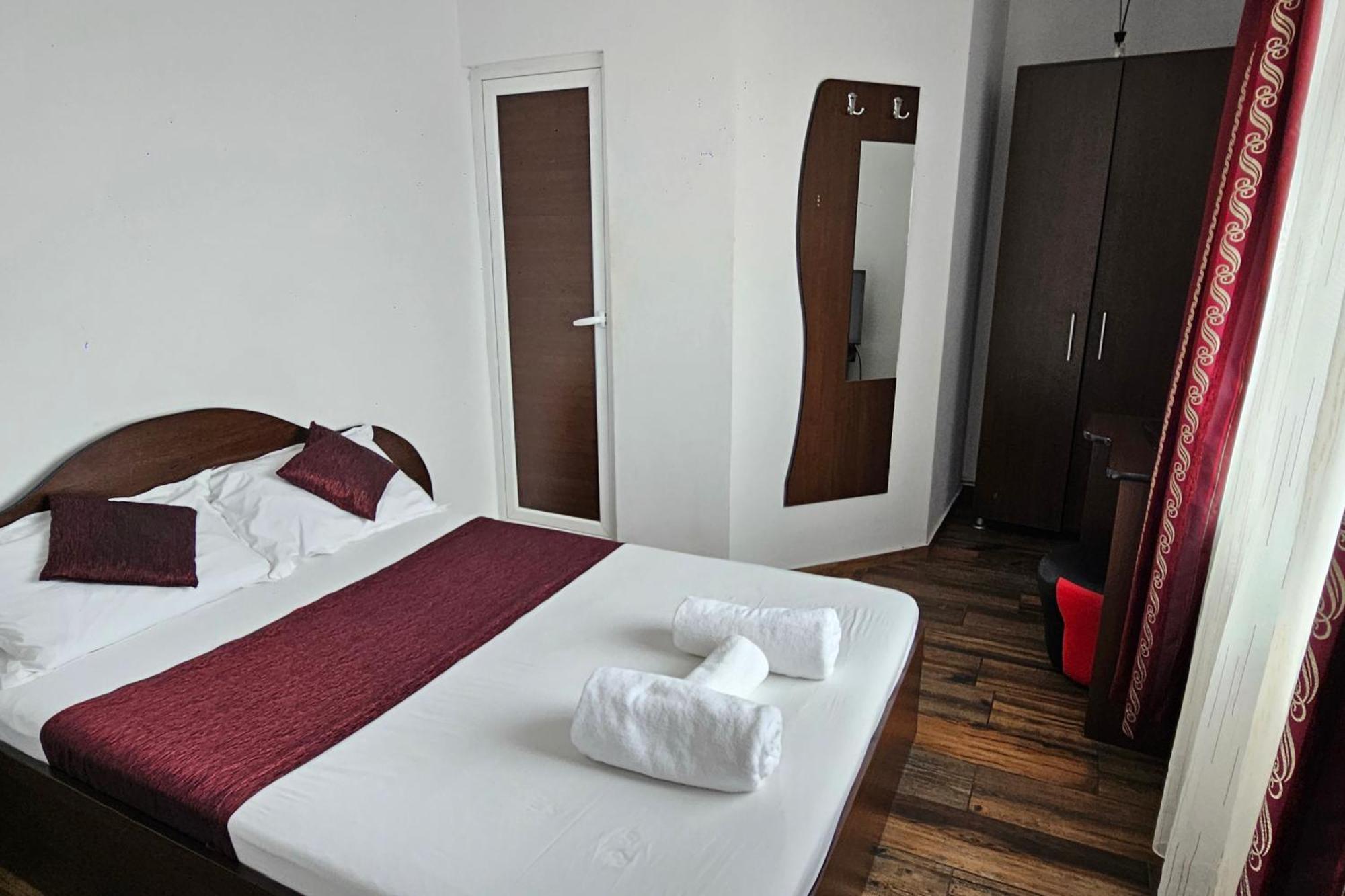 Flamingo Hostel Piteşti Exterior foto