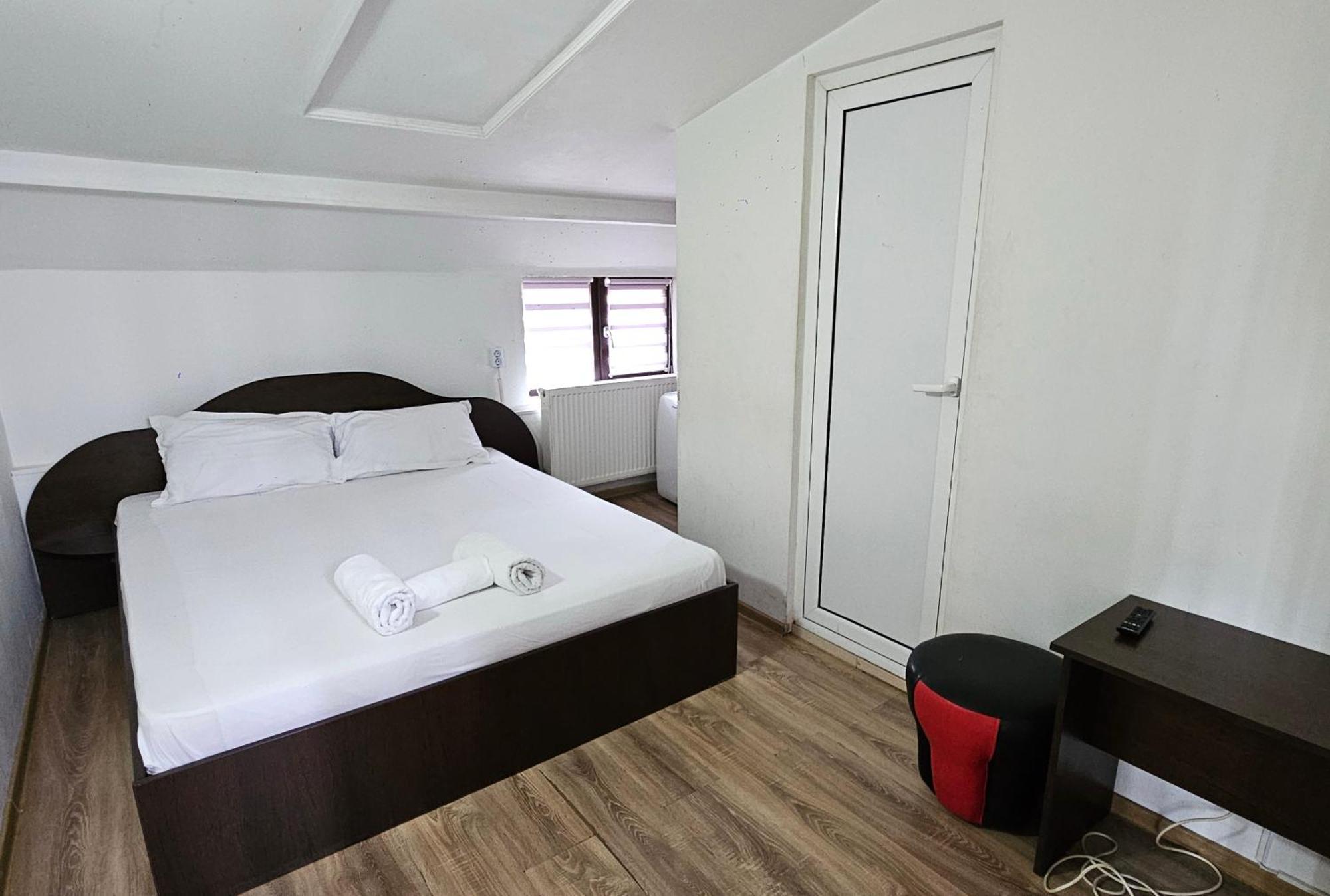 Flamingo Hostel Piteşti Exterior foto
